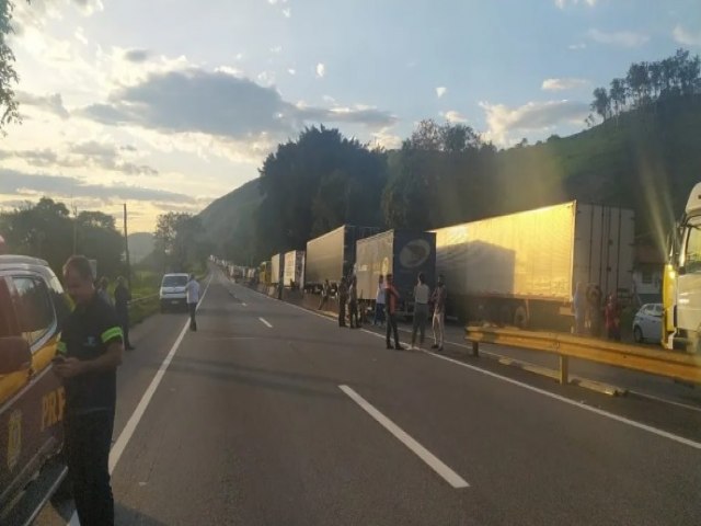 Caminhoneiros paralisam rodovias no pas aps a vitria de Lula