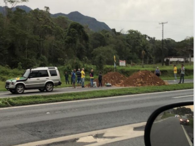 DF e pelo menos 11 estados registram interdies por caminhoneiros em rodovias