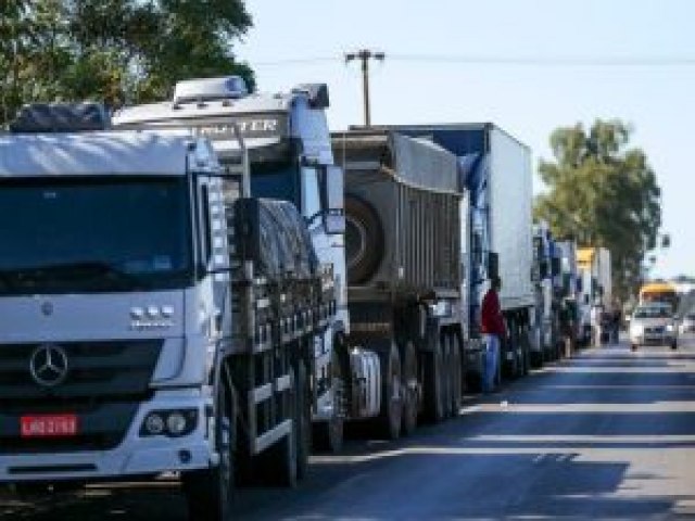 Manifestaes acontecem na Via Dutra em Pindamonhangaba, Jacare e Caapava