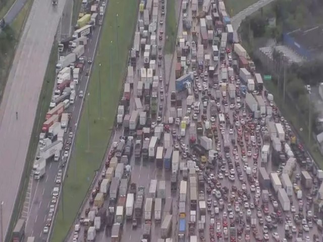 Bloqueios em rodovias seguem em 5 cidades do Vale e em 271 pontos do pas