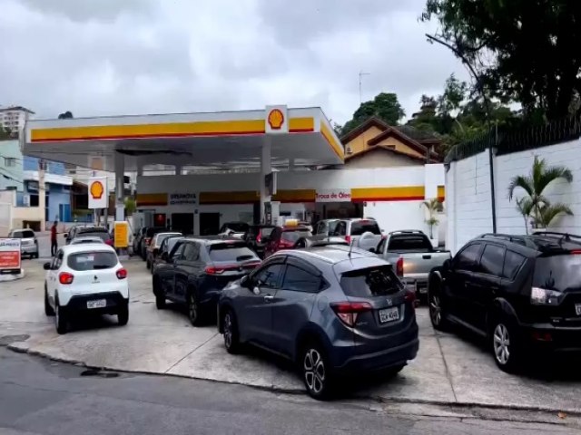 Medo de desabastecimento faz motoristas lotarem postos de gasolina da regio