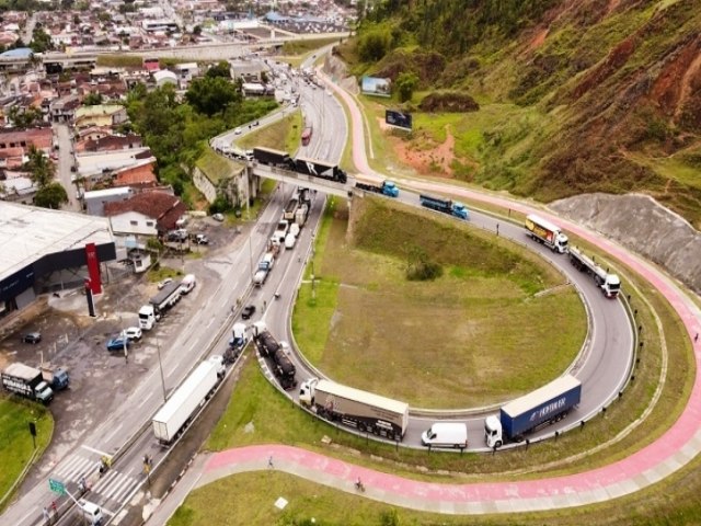 Rodovia dos Tamoios segue bloqueada desde a noite de segunda-feira; manifestantes liberam passagem de veculos de passeio e nibus