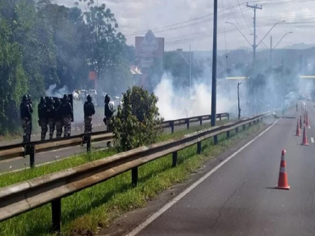 PM desobstrui todos os bloqueios das vias interditadas por manifestaes em SP