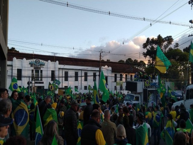 Domingo teve manifestaes em frente a quartis em vrios estados