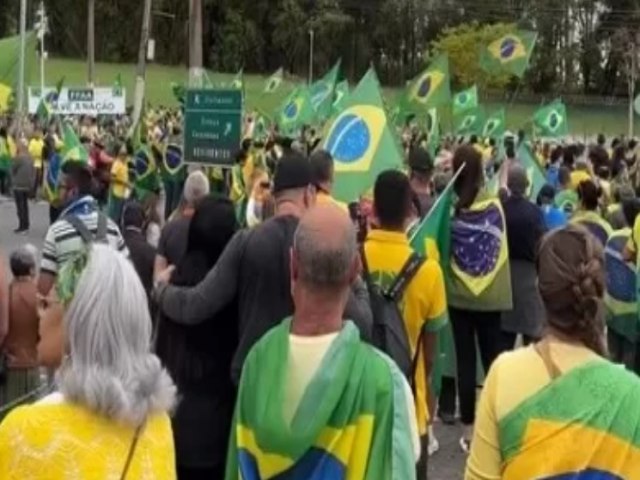 Manifestantes pedem que Foras Armadas salvem o pas em 5 dia de protestos no DCTA