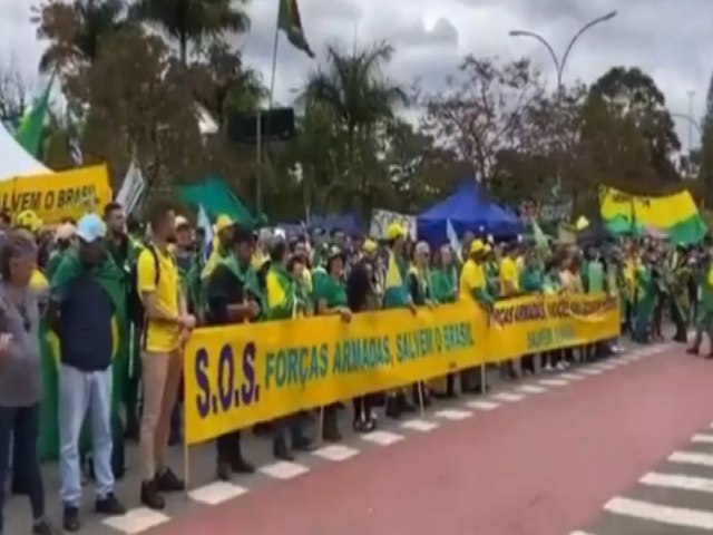 Manifestantes voltam a bases militares em Braslia, SP e RJ e pedem greve geral na segunda