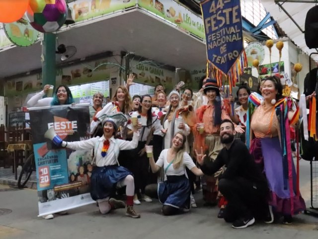 Alunos de Teatro realizam divulgao do FESTE nas ruas de Pinda