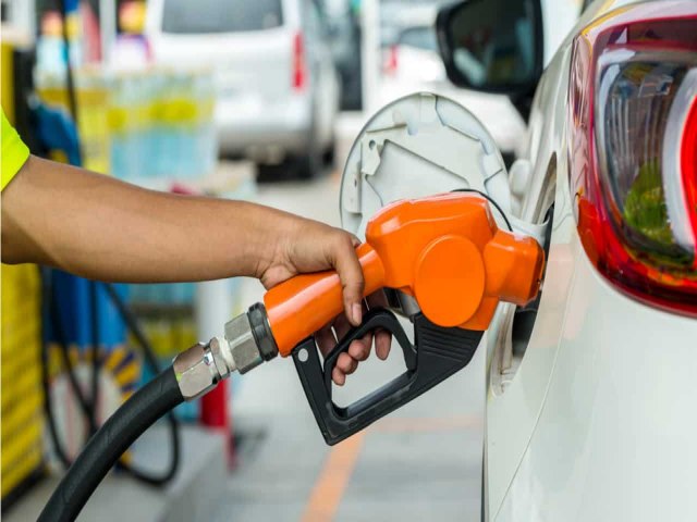 Gasolina fica mais cara pela quinta semana e ultrapassa R$ 5, diz ANP