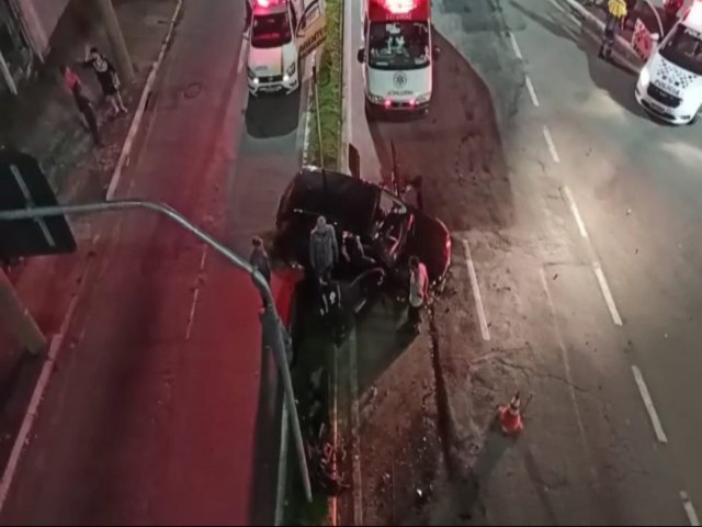 Carro cai de viaduto em So Jos dos Campos e duas pessoas ficam feridas