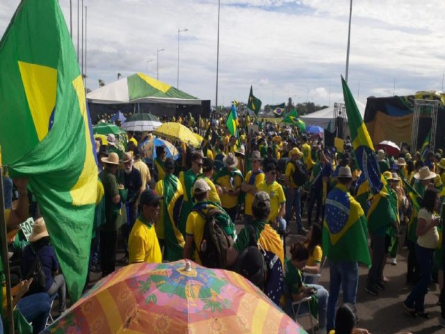 Feriado  marcado por manifestaes em Braslia