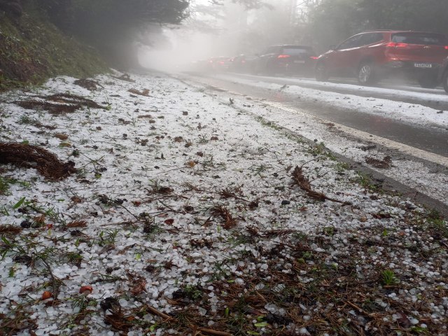 Chuva de granizo transforma paisagem em Campos do Jordo neste sbado