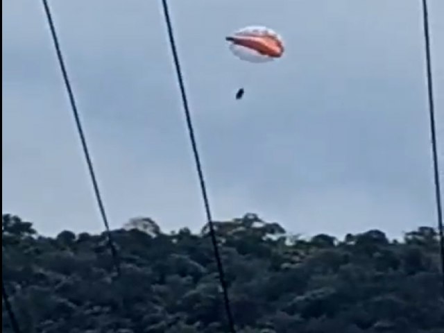 Piloto de paraglider sofre queda durante voo em Caraguatatuba