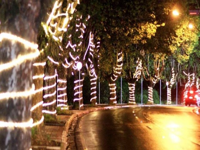 Celebrando o Natal, trezentas mil lmpadas de LED iro decorar o eixo central de Campos do Jordo