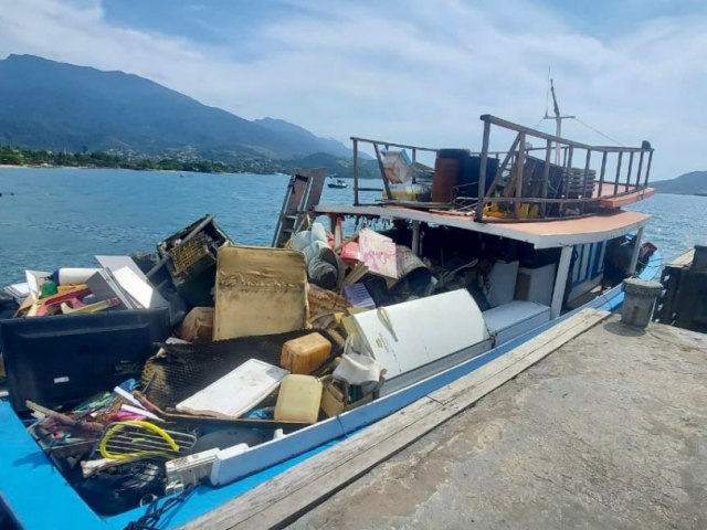 Prefeitura de Ilhabela realiza bota-fora no Bonete e retira mais de cinco toneladas de sucata