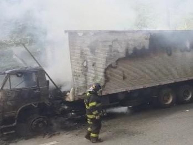 Caminho pega fogo na Floriano Rodrigues Pinheiro e bombeiros tentam apagar as chamas