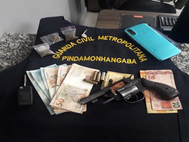 GCM identifica homem com drogas aps cmeras de monitoramento apontar carro suspeito