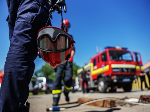 Casa pega fogo em Campos do Jordo e mobiliza corpo de bombeiros