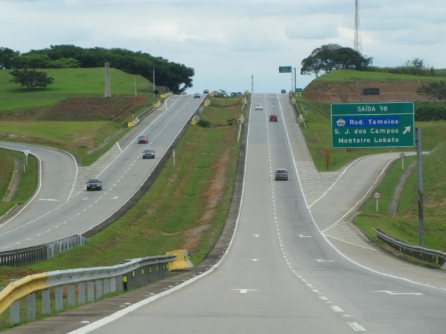 Motociclista cai,  atropelado e morre na rodovia Carvalho Pinto em Jacare