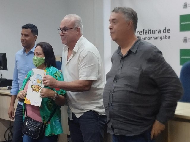 Moradores do Castolira recebem contratos de doao para escritura de imveis 