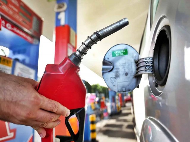 Gasolina volta a subir aps 5 meses e tem alta de 1,6% em novembro