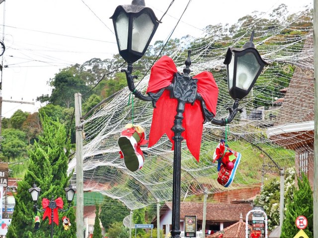 Santo Antnio do Pinhal inaugura iluminao e abre feira de natal