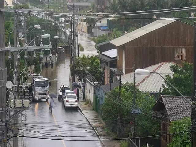 Chuvas levam cidades de Santa Catarina a decretar emergncia