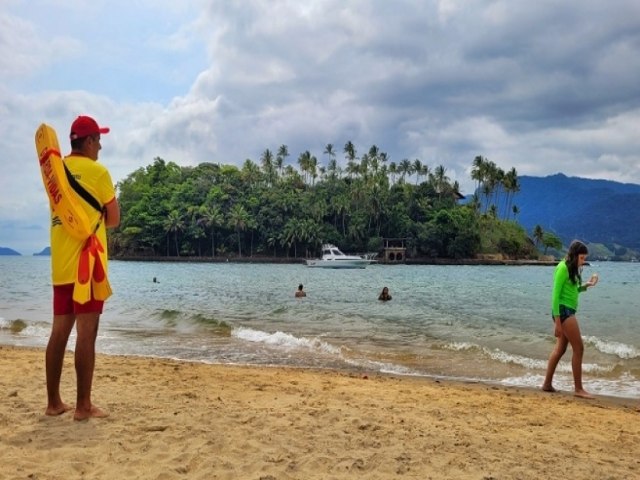 Em Ilhabela, guarda-vidas temporrios realizam 13 salvamentos em um ms de atividade nas praias