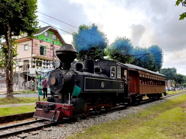 Desfile da Maria-Fumaa  a atrao natalina deste final de semana em Campos do Jordo