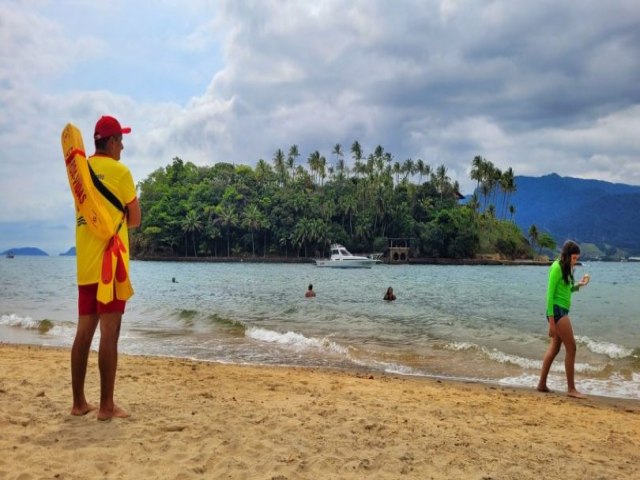 Guarda-vidas temporrios de Ilhabela realizam 13 salvamentos em apenas um ms