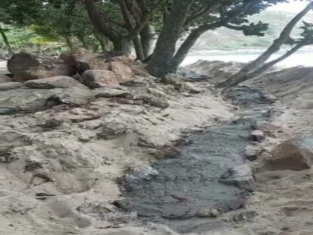 Prefeitura de So Sebastio manda demolir muro construdo na praia de Guaec