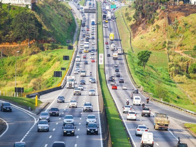 Um pedestre morre atropelado e dois ficam feridos em acidentes na Via Dutra neste domingo