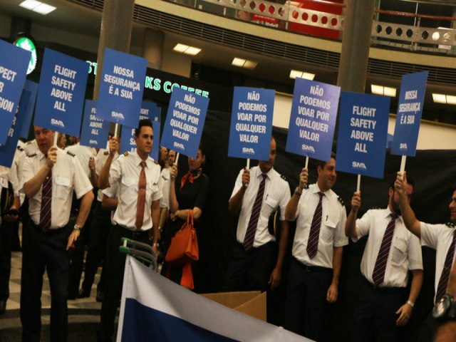 Pilotos e comissrios de voo aderem greve nacional a partir de segunda-feira (19)