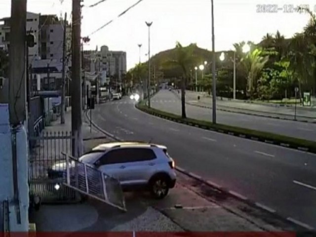 Bandidos invadem casa na orla de Caragu e roubam cartes, TV e carro da famlia