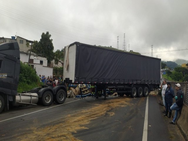 Carreta de leo tomba na via Dutra em Aparecida e funcionrio da CCR precisa pular de viaduto para no ser atingido