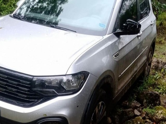 Carro levado por bandidos durante roubo  residncia em Caragu  localizado em Ubatuba