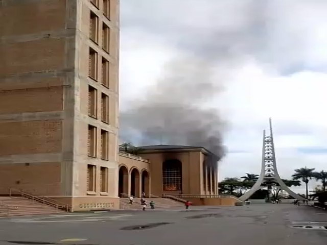 Fumaa preta na Baslica de Aparecida assusta fiis nesta manh de quarta-feira