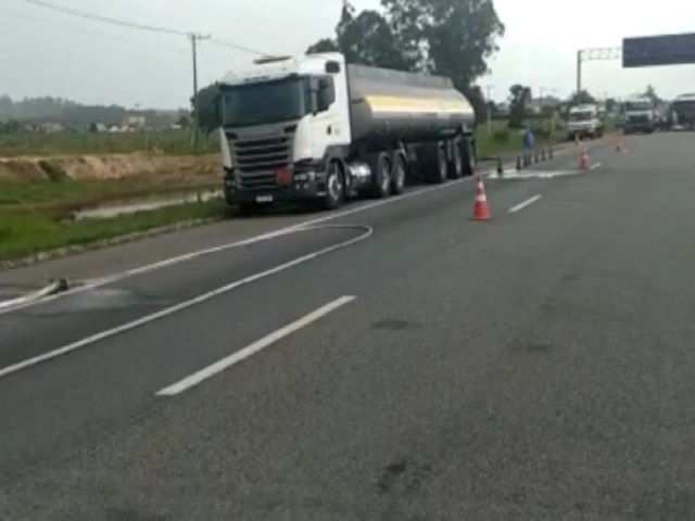 Acidente entre caminhes interdita trecho da Dutra em Pindamonhangaba