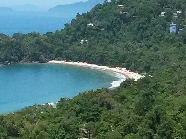 Corpo em estado de decomposio  encontrado boiando em praia de Ubatuba