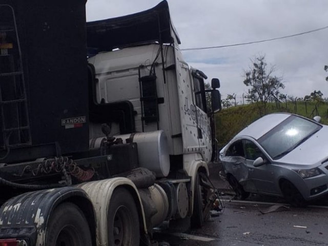 Acidente entre dois caminhes e um carro interditou Via Dutra em Caapava nesta tarde