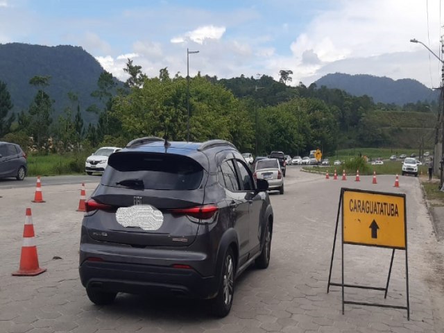 DER libera uso do acostamento na Rio-Santos para agilizar trfego na serra do Getuba em Caraguatatuba