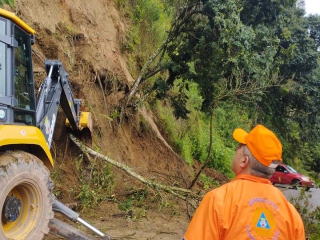 Deslizamento de terra em Campos do Jordo interdita duas casas