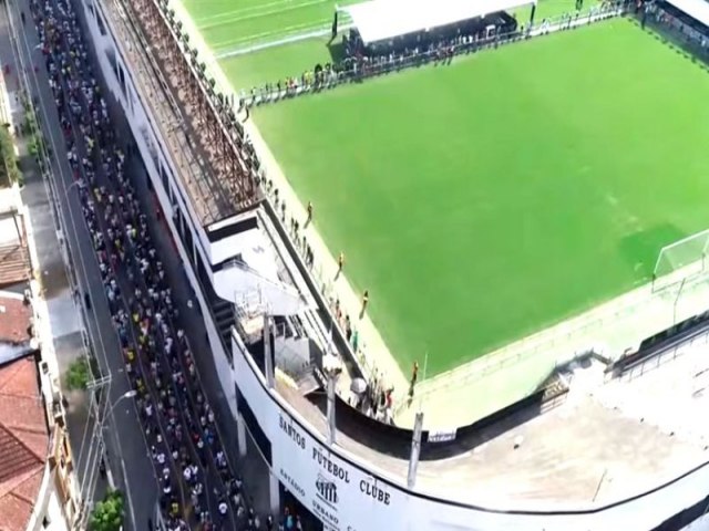 Fila para velrio de Pel atinge 1 KM e dobra quarteires