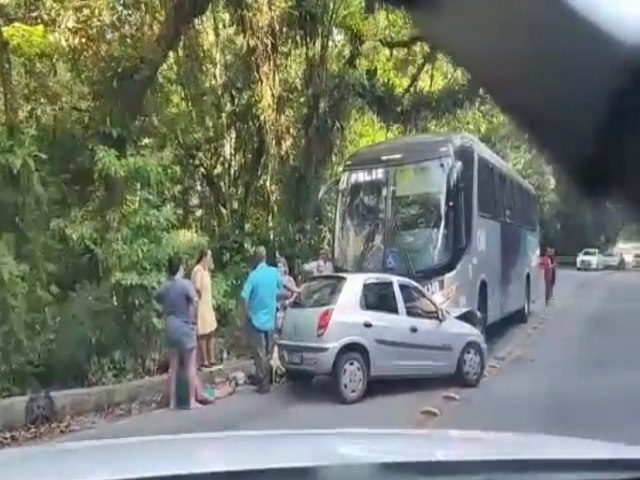 Coliso frontal entre carro e nibus causa congestionamento na Oswaldo Cruz