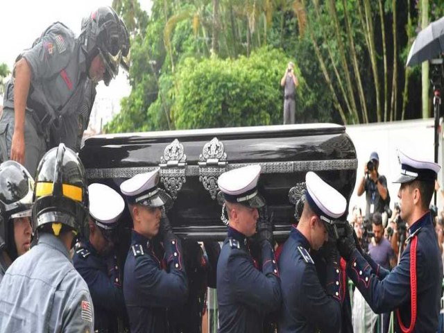 Corpo de Pel  sepultado em Santos