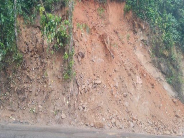 Defesa Civil de Ubatuba alerta para deslizamento de terra na SP-55