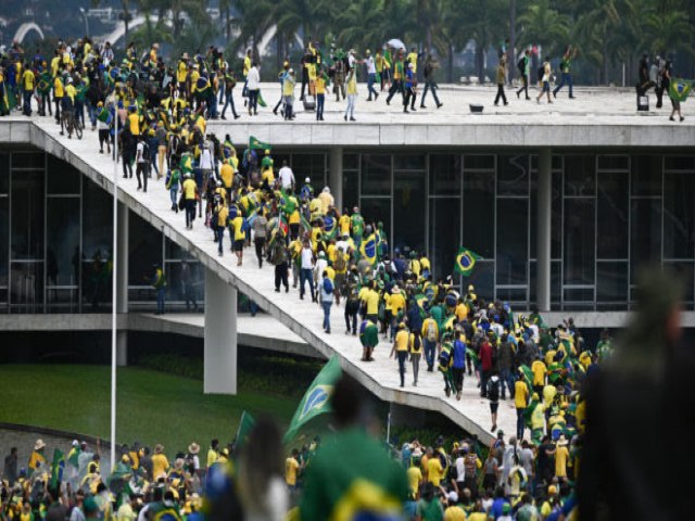 Manifestantes contra Lula invadem Congresso, Planalto e STF em Braslia