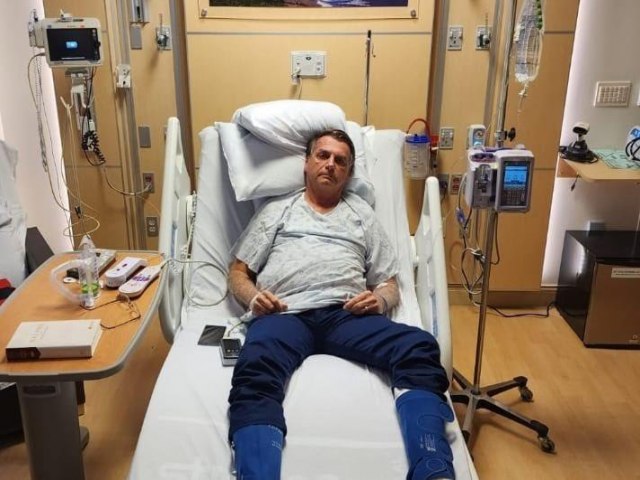 Internado, ex-presidente Bolsonaro posta foto em hospital nos EUA