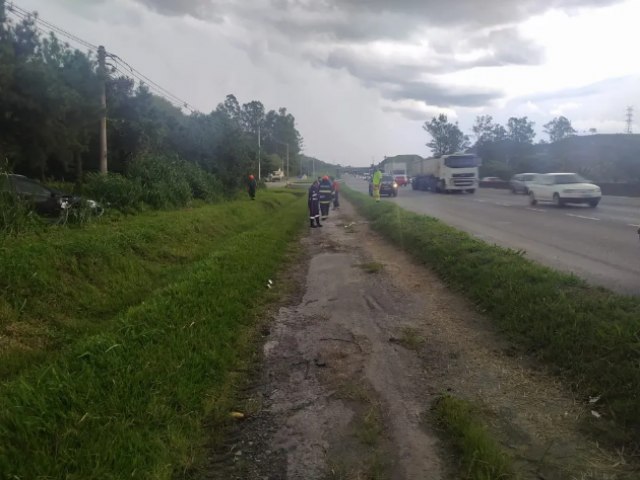 Idoso morre aps ter ataque cardaco e capotar carro na Dutra em Aparecida