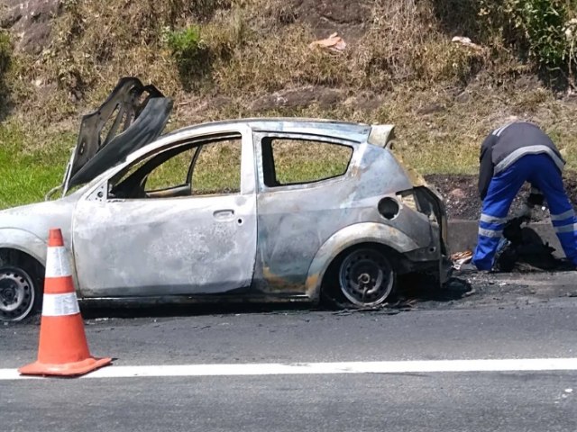 Carro pega fogo e fica destrudo na serra antiga da Tamoios