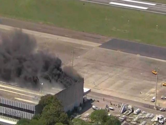 Bombeiros fazem rescaldo em galpo no aeroporto do Galeo